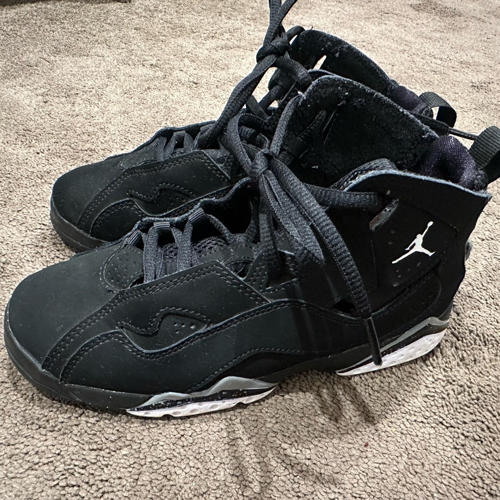 Jordan’s black size 2 boys